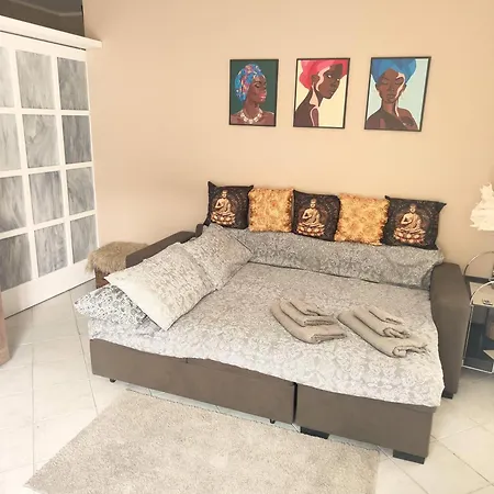 Alishome, Lägenhet *